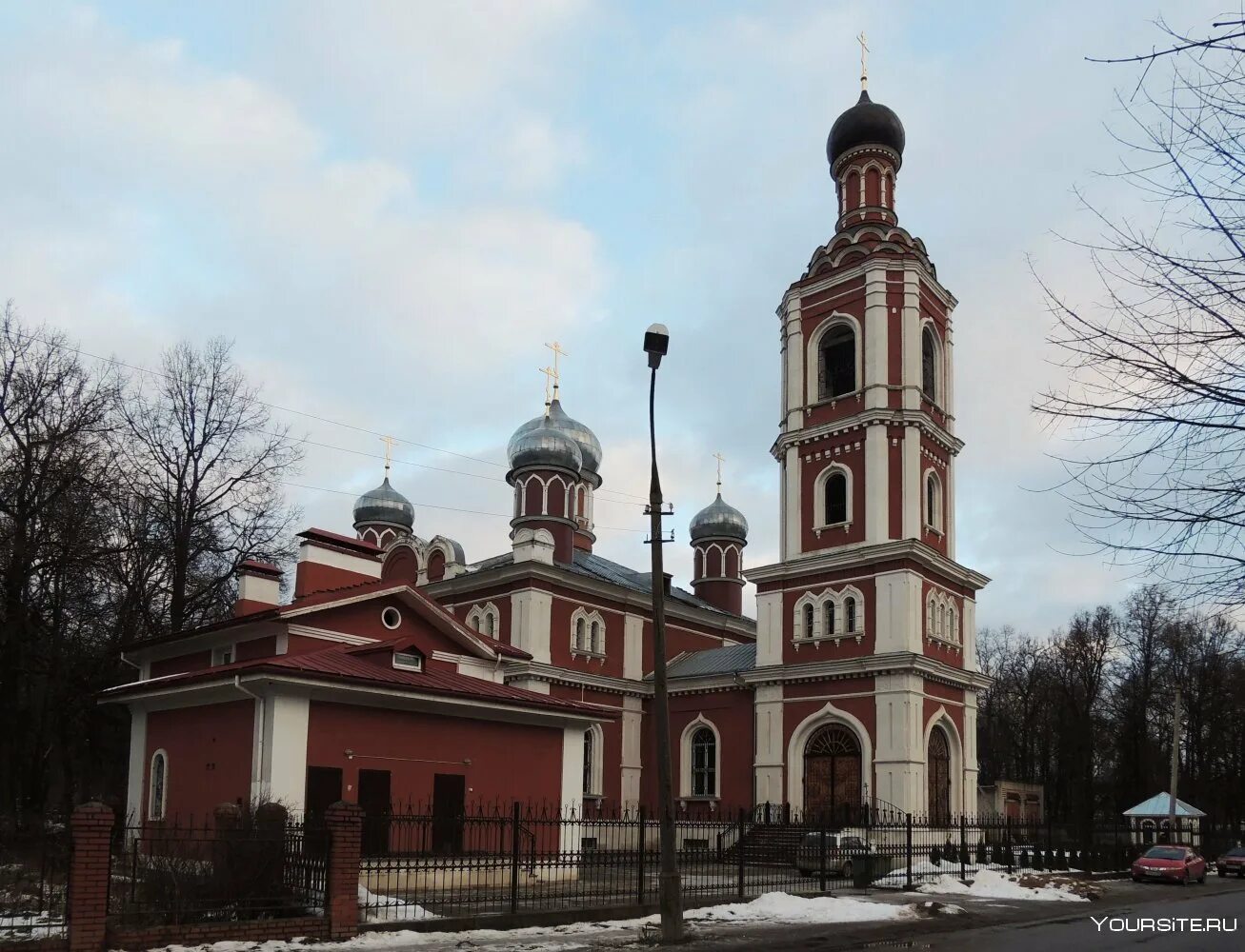 Храм всех святых серпухов. Всехсвятское кладбище серпухов. Всехсвятская часовня рязань. Церковь всех святых серпухов. Храм всех святых серпухов.