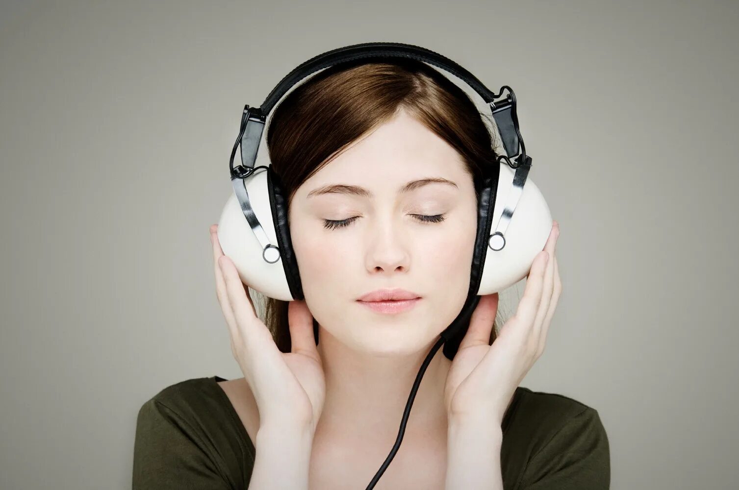 She listen to the radio. В больших наушниках. Девушка в наушниках. Человек в больших наушниках. Наушники на голове.