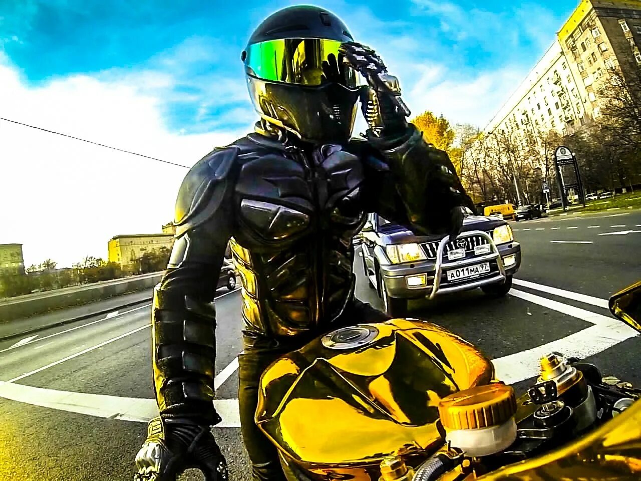 Мотоциклист ютуб. Yamaha r6 золотая. крутой мотоциклист. парень в мотоциклетном шлеме. мотоциклист в шлеме.