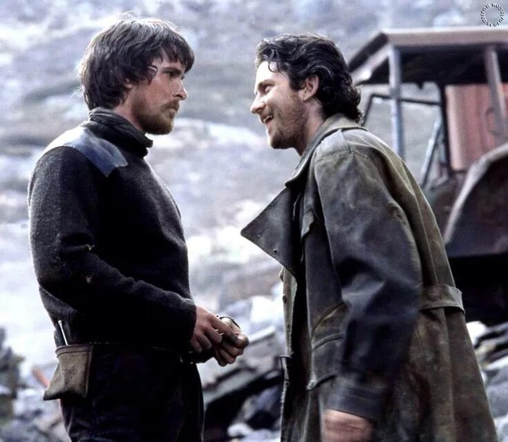 They both. Кристиан Бейл власть огня. Власть огня фильм 2002 Кристиан Бейл. Джерард Батлер и Кристиан Бейл. Джерард Батлер власть огня.