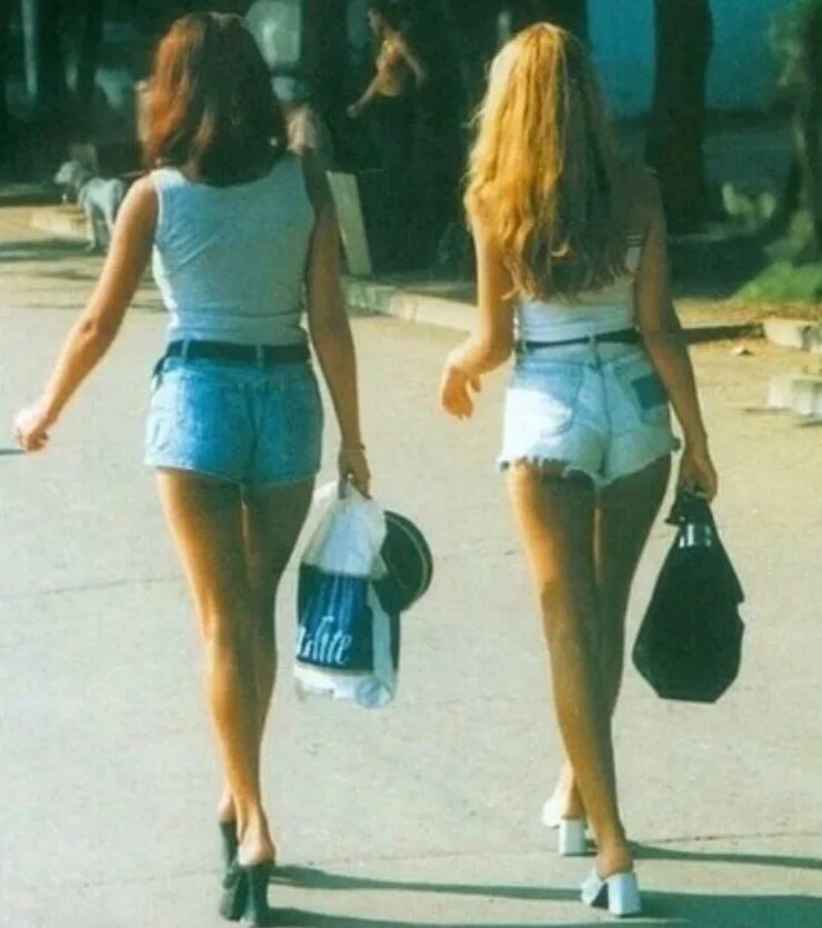 Девушки 90-х. Девочки 90-е годы. Мини юбки в 90-е. Девочки 90х.