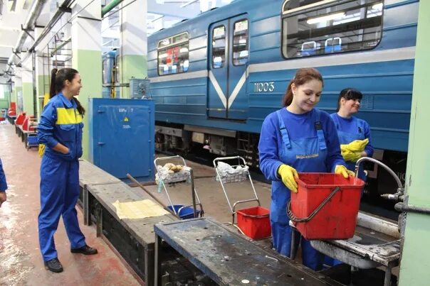 Мойка вагонов в вагонном депо. Ремонтный персонал электродепо Печатники. Мойщик уборщик вагонов РЖД. Мойщик вагонов в депо Измайлово.