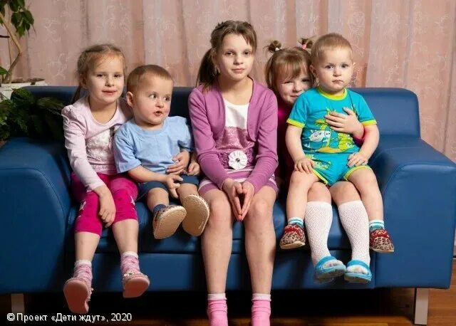 5 канал дети. Пять домов для детей. Пятеро детей Россия. Девочка ждет родителей. Фото пятерых детей.