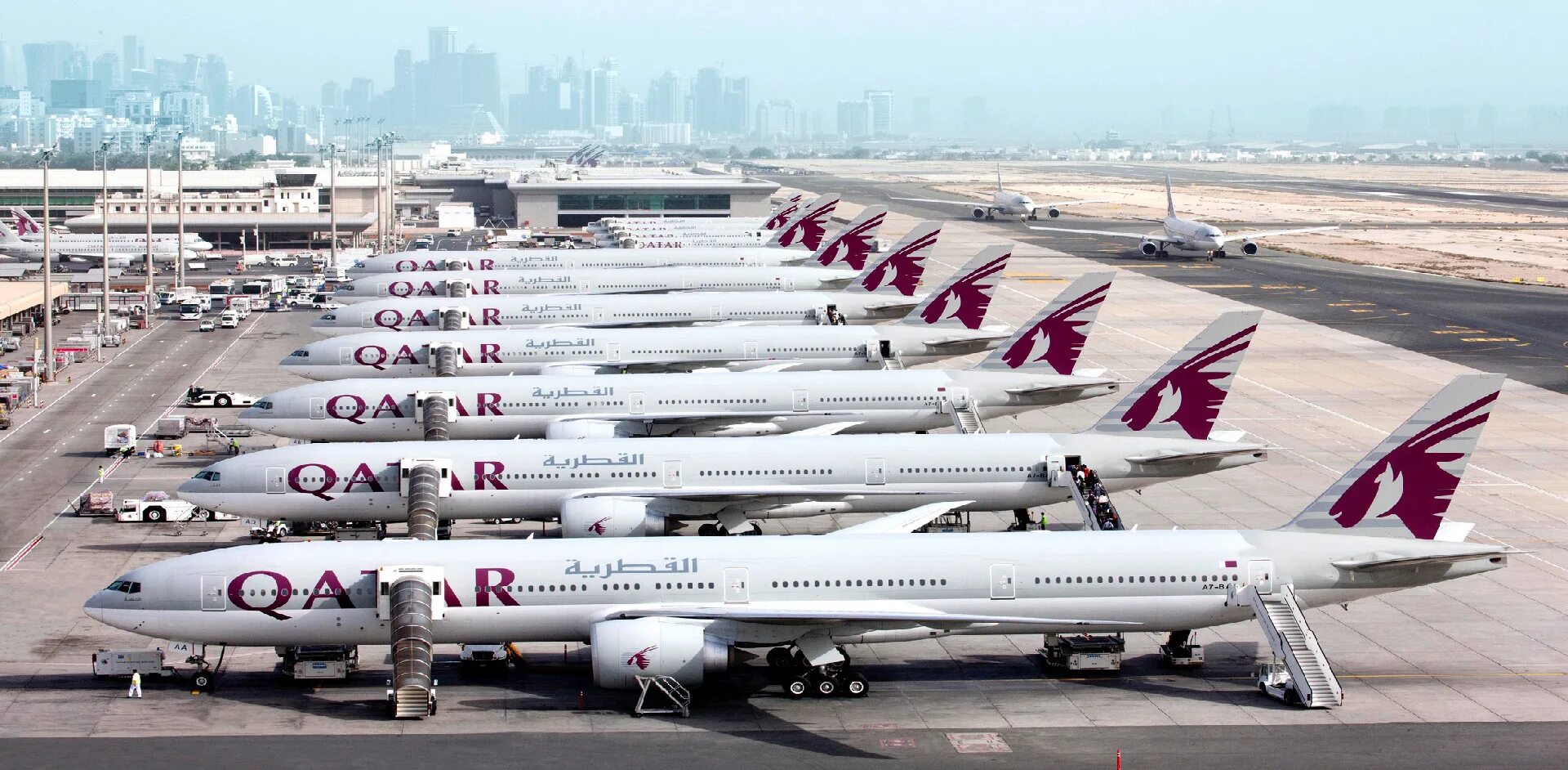 Катар дав. Самолет Катар. Авиакомпания Qatar Airways самолеты. Доха Катар авиакомпания. Самолет Катар Эйрвейз.