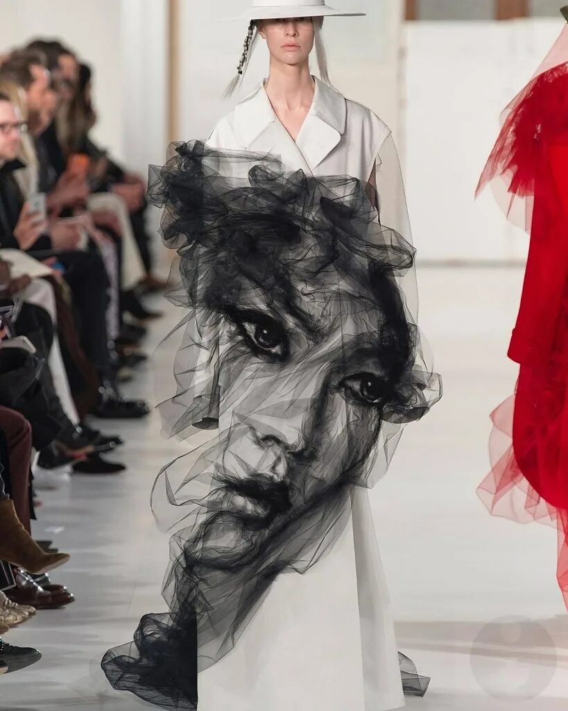 Стильные необычные. Джон Гальяно Maison Margiela. Гальяно для Марджела. Мартин Марджела дизайнер. Мейсон Марджела дизайнер.