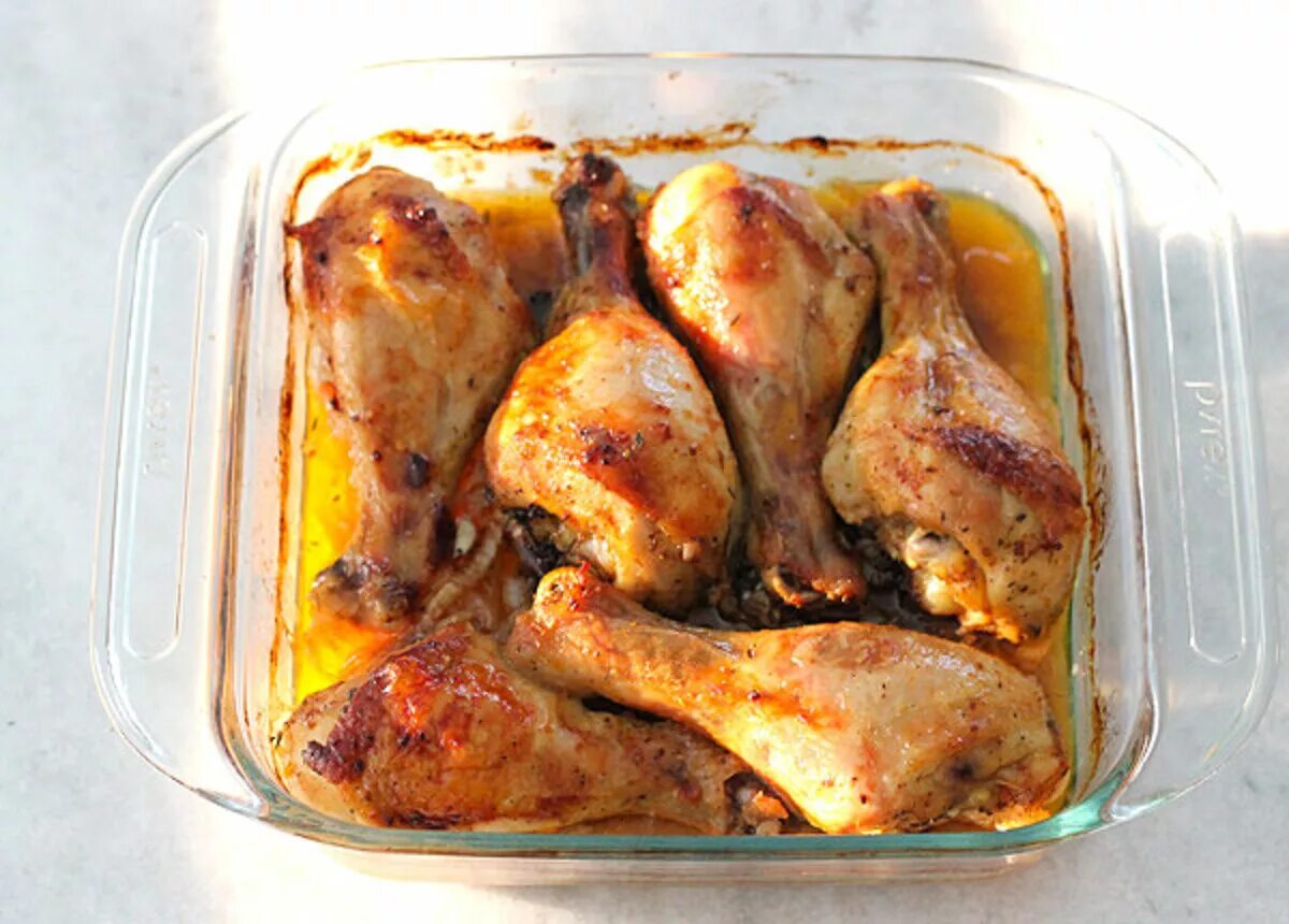 Рецепт как замариновать курицу для запекания. Курица в духовке. Курица запеченная в духовке. Куриные ножки. Курица запеченная в маринаде.