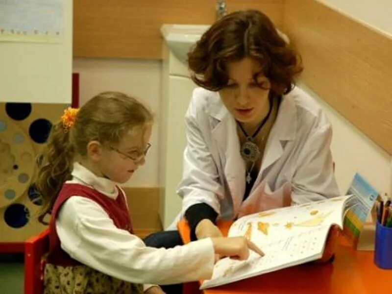 Развивающие игрушки для детей с дцп. Дети с нарушением интеллекта. Умственно отсталые дети. Умственно отсталые дети с родителями. Умственно отсталые дети характеристика.