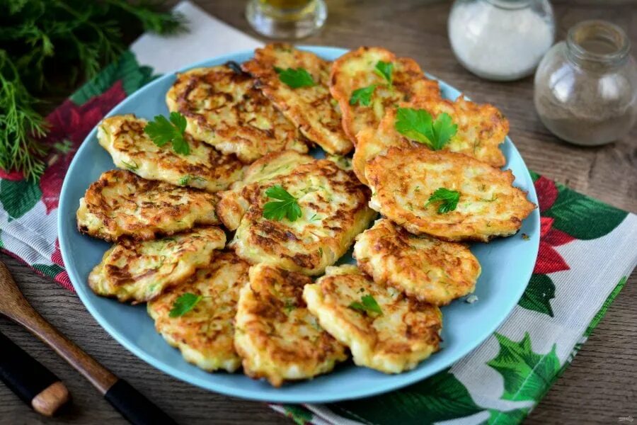 Кабачки с фаршем и помидорами на сковороде. Кабачки с фаршем на сковороде. Фаршированные кабачки с фаршем на сковороде. Овощные котлеты из кабачков. Кабачок тушеный с овощами на сковороде.