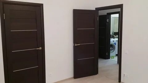 Светлый пол и двери какие обои