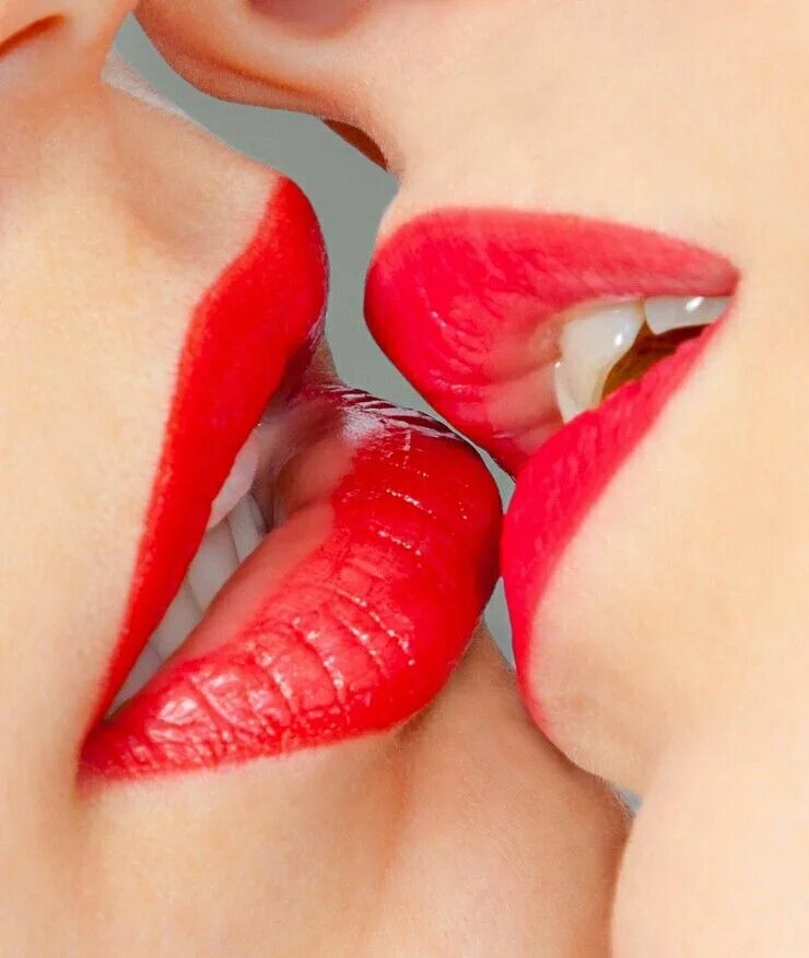 Соблазнительные губы. Женский поцелуй. Поцелуй в губы. Сочные губы. Lesbian enjoy