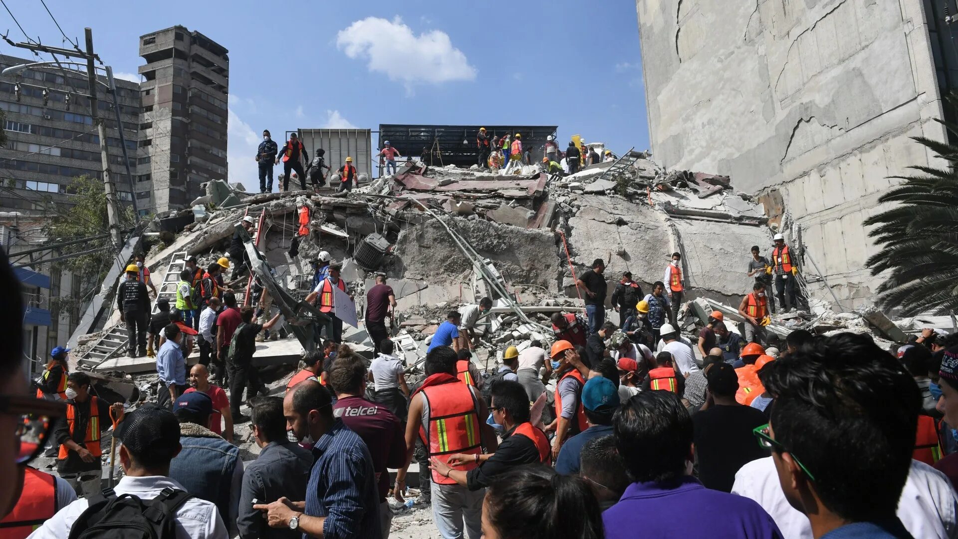 Сильнейшие землетрясения в америке. Землетрясение в Мексике 1985. Землетрясение в Мехико 1985. Мексика ЦУНАМИ. Землетрясение в Мексике, 2017 год.