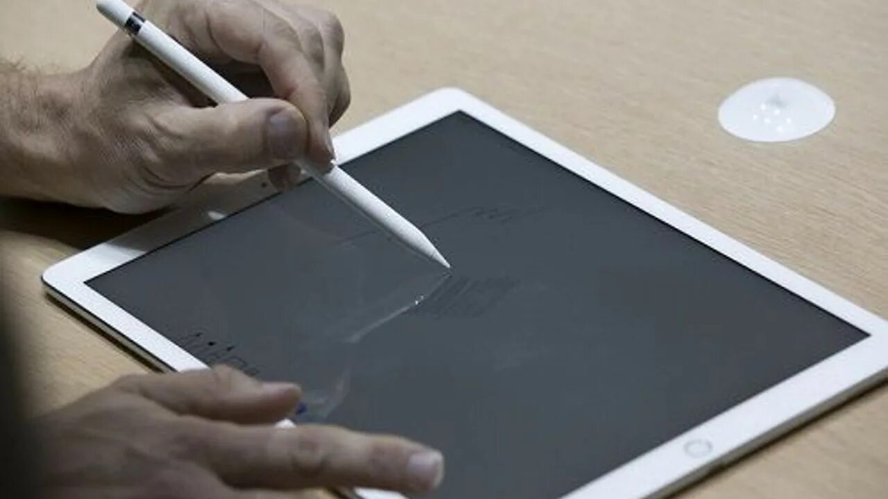 Айпад и эпл пенсил. Айпад Apple Pencil. IPAD Pro c Apple Pencil. Эппл пенсил для айпад. Черный экран планшете делать