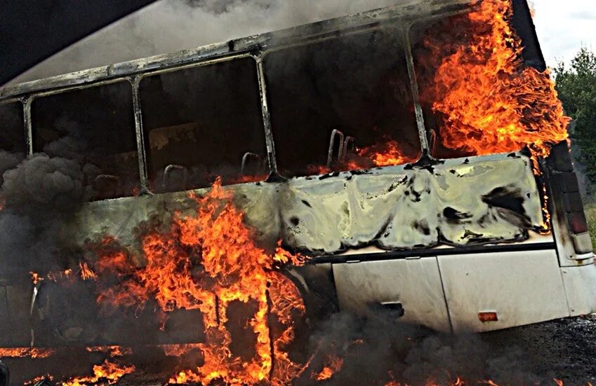 Сгорели ключи. Загорелся пассажирский автобус. Горячий ключ сгоревший автобус. Сгоревший автобус для фотошопа.