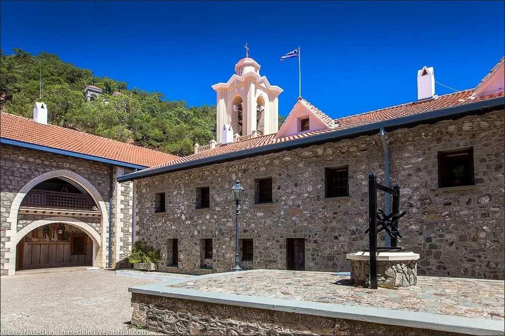 Киккский монастырь Кипр. Монастырь Киккос (горы Троодос). Мужской монастырь на Кипре Киккос. Монастырь на Кипре в горах Киккос.