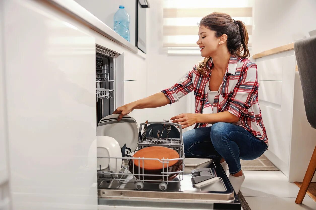 Путь домохозяйки. Посудомойка женщина. Посуду убираем в посудомойку. Женщина придумала посудомоечную машину. Женщина-посудомойка руками.