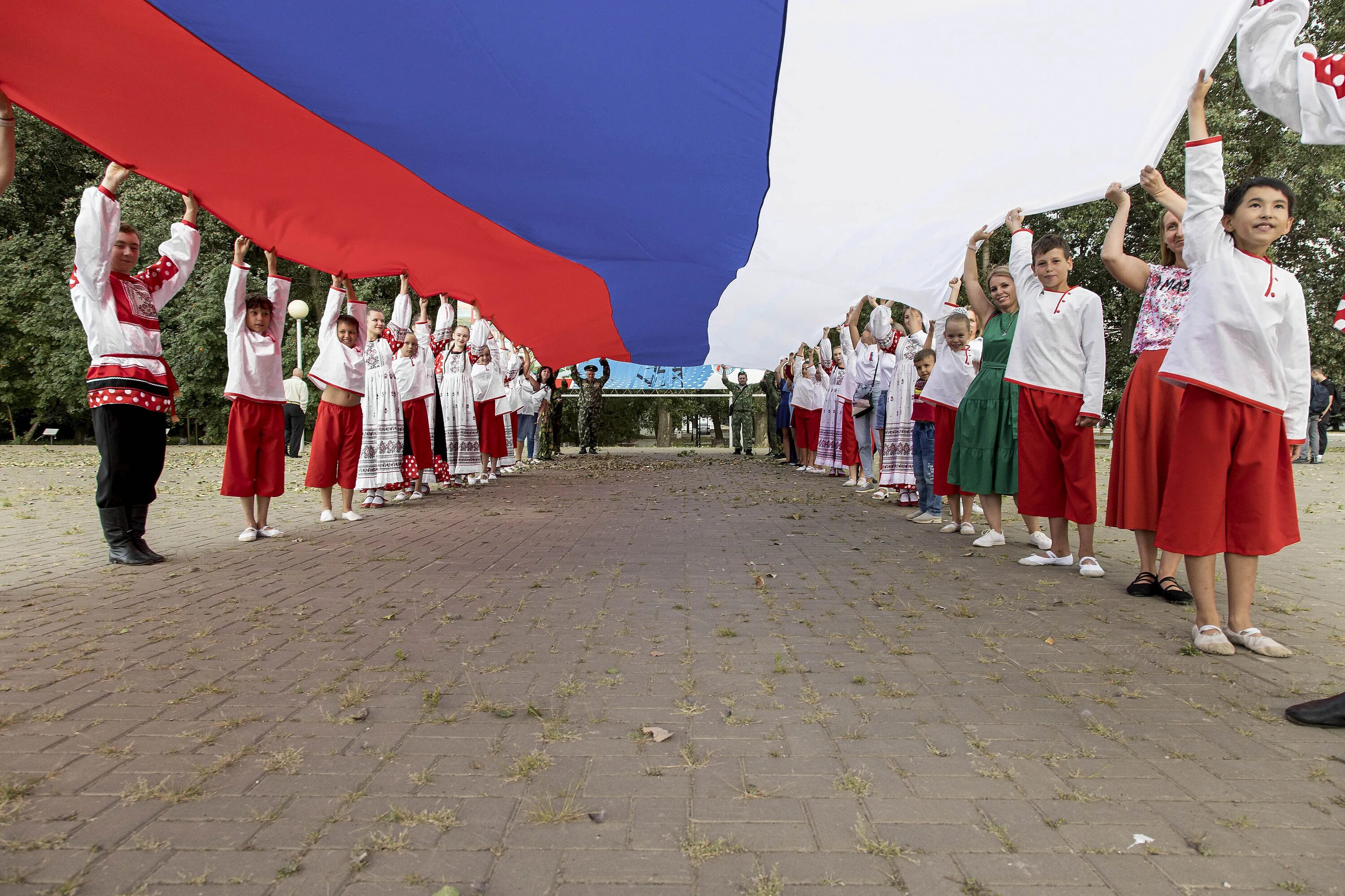 Новости главные события дня россии. Шествие с флагом России. Флаг России праздник. День России Волгоград. Флаг России Волгоград.