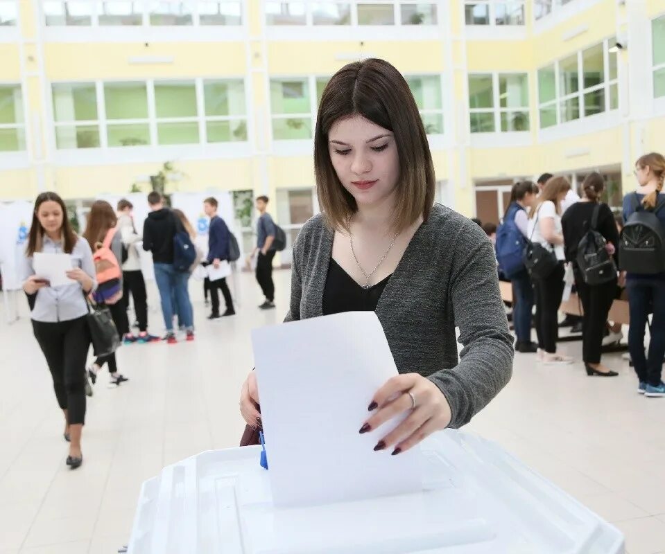 Молодежь в избирательном процессе. Молодые избиратели. молодежь голосует на выборах. молодые люди на выборах. молодые избиратели на выборах.
