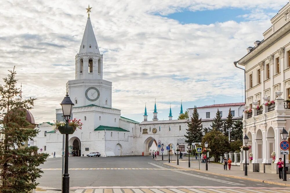 Кремлевская 1 казань. Спасская башня Казань. Казанский Кремль Татарстан. Казанский Кремль площадь 1 мая. Территория Казанского Кремля Казань.