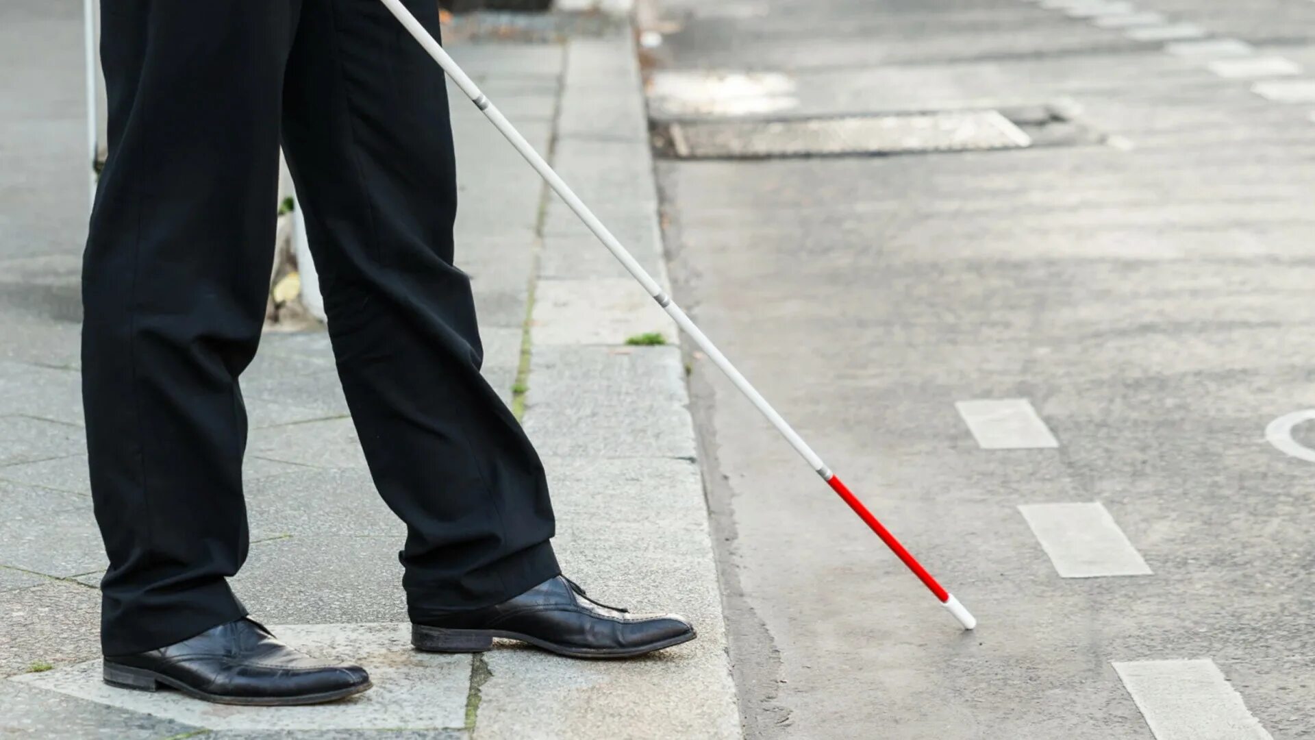незрячие люди. слепые люди в парке. слепой человек с тростью. слепые с тростью. слепой человек.