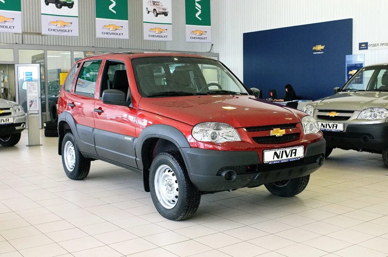 Нива Шевроле красная. Завод Шевроле Нива. Chevrolet Niva в автосалоне.