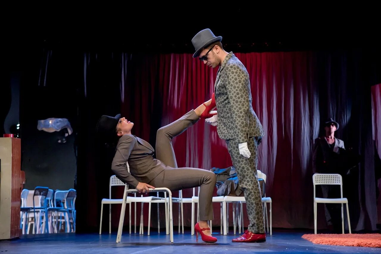 в городе 3 театра. задача 3 класс в городе 3 театра, а библиотек в 6 раз больше. спектакли для подростков. спектакль "три поросёнка" тула. третья голова спектакль.