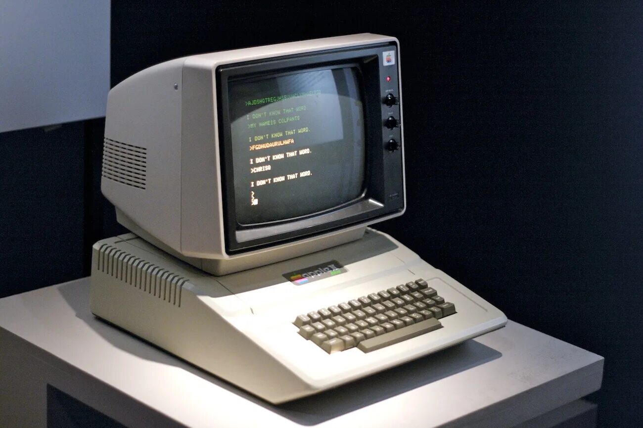Apple computer 2. Apple 2. apple ii компьютер. эппл 2 компьютер 1977. apple mac 2000.