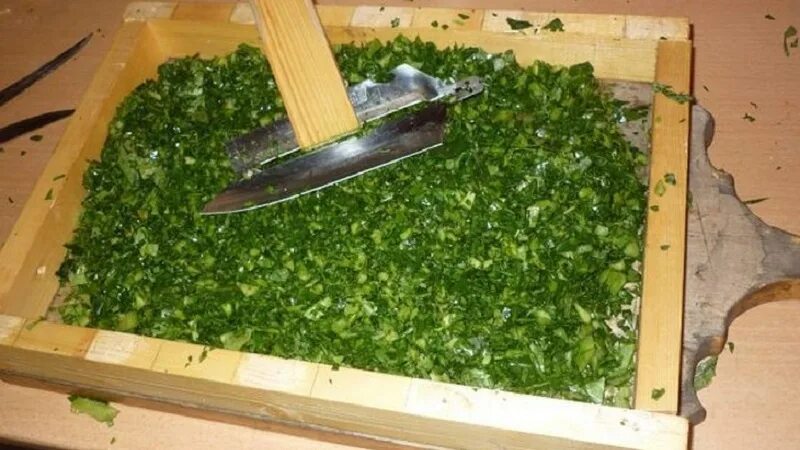 Щи из зеленых листьев капусты