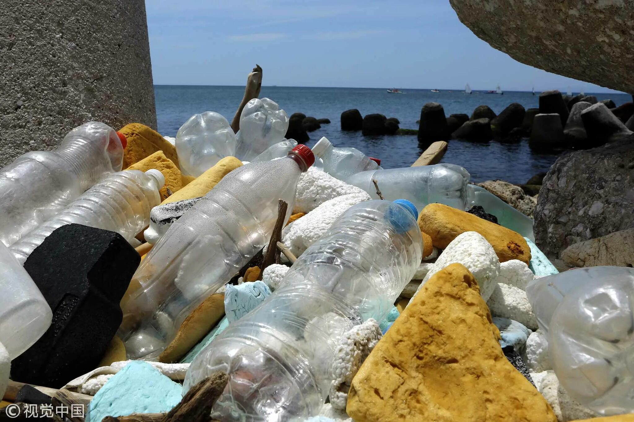 Пластик не разлагается. Сколько лет разлагается пластик. Пластик не разлагается. Пластик разлагается в природе. Пластиковая бутылка разложение.