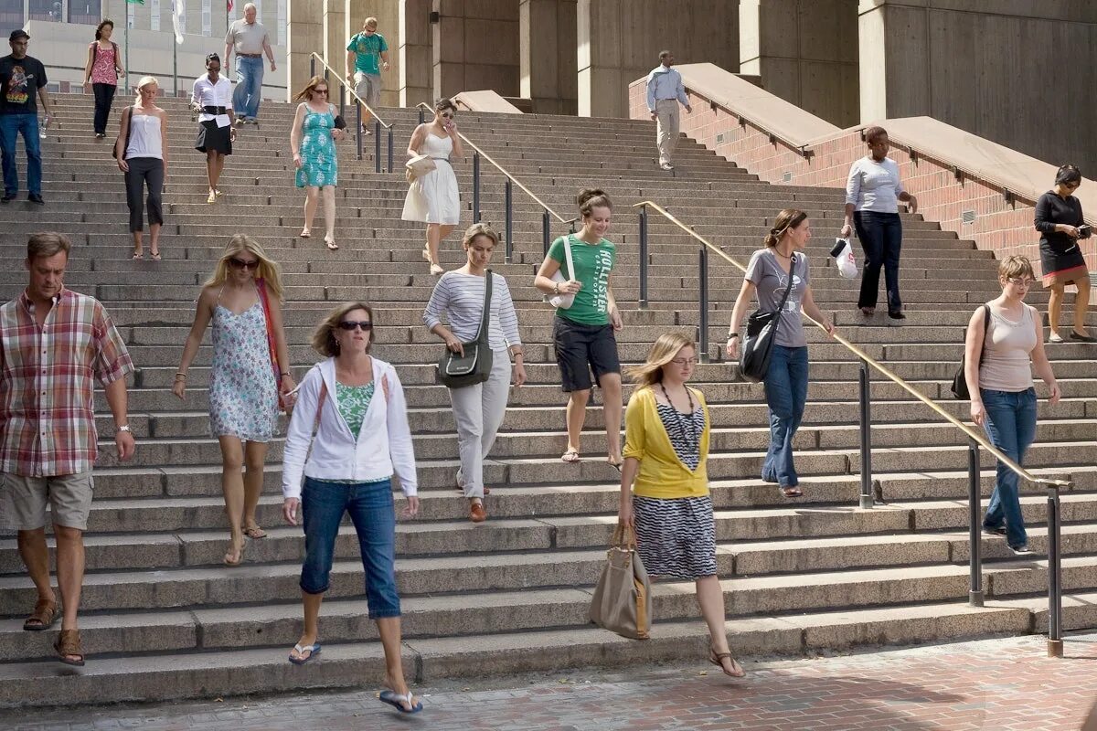 Что на фотке. Человек спускается по ступенькам. Человек на лестнице. Много людей на лестнице. У лестница человек улица.