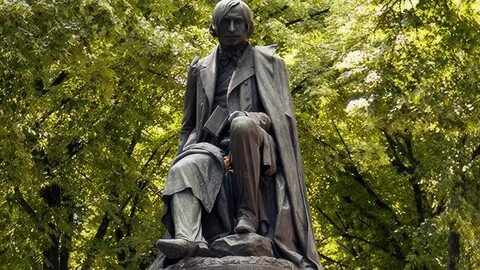 Памятник гоголю