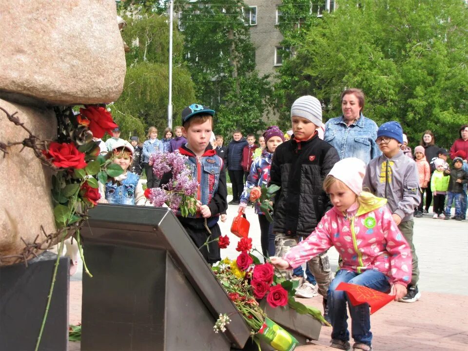 Митинг на 9 мая 2023 года. Сквер Непокоренные в Рубцовске. Митинг 9 мая. Памятник Непокоренные в Рубцовске. Бутурлино митинг 9 мая.