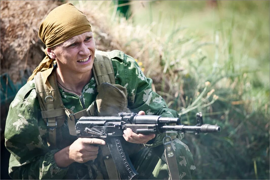 Качество российского солдата. Солдат в бандане. Военный с автоматом. Солдат Российской армии. Солдаты России.