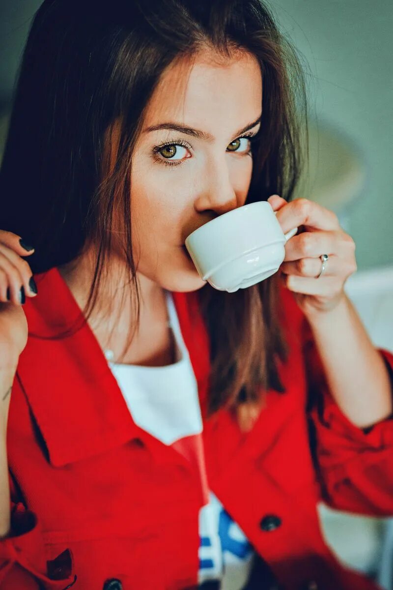 Рот сидеть видео. Брюнетка с чашкой кофе. Девушка с чашкой кофе. Фотосессия с кружкой. Красивая девушка с кофе.
