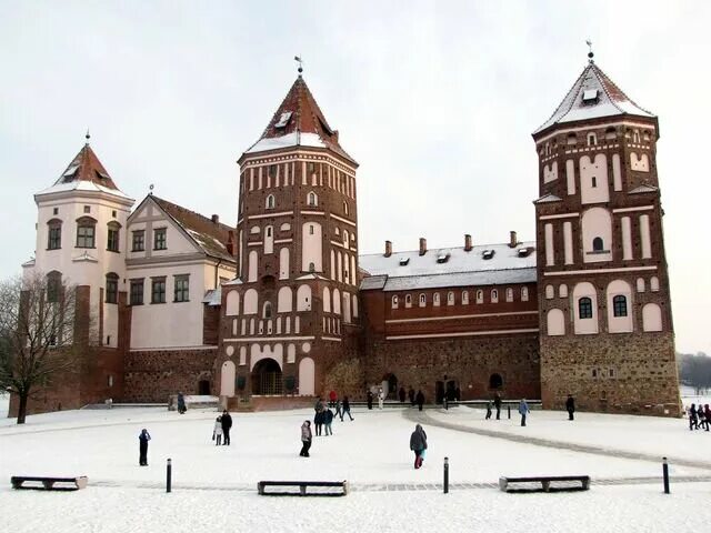 Мирский замок 1994. Мирский замок в белоруссии. Мирский замок беларусь зимой. Мирский замок беларусь зима. Белоруссия зимой куда поехать.