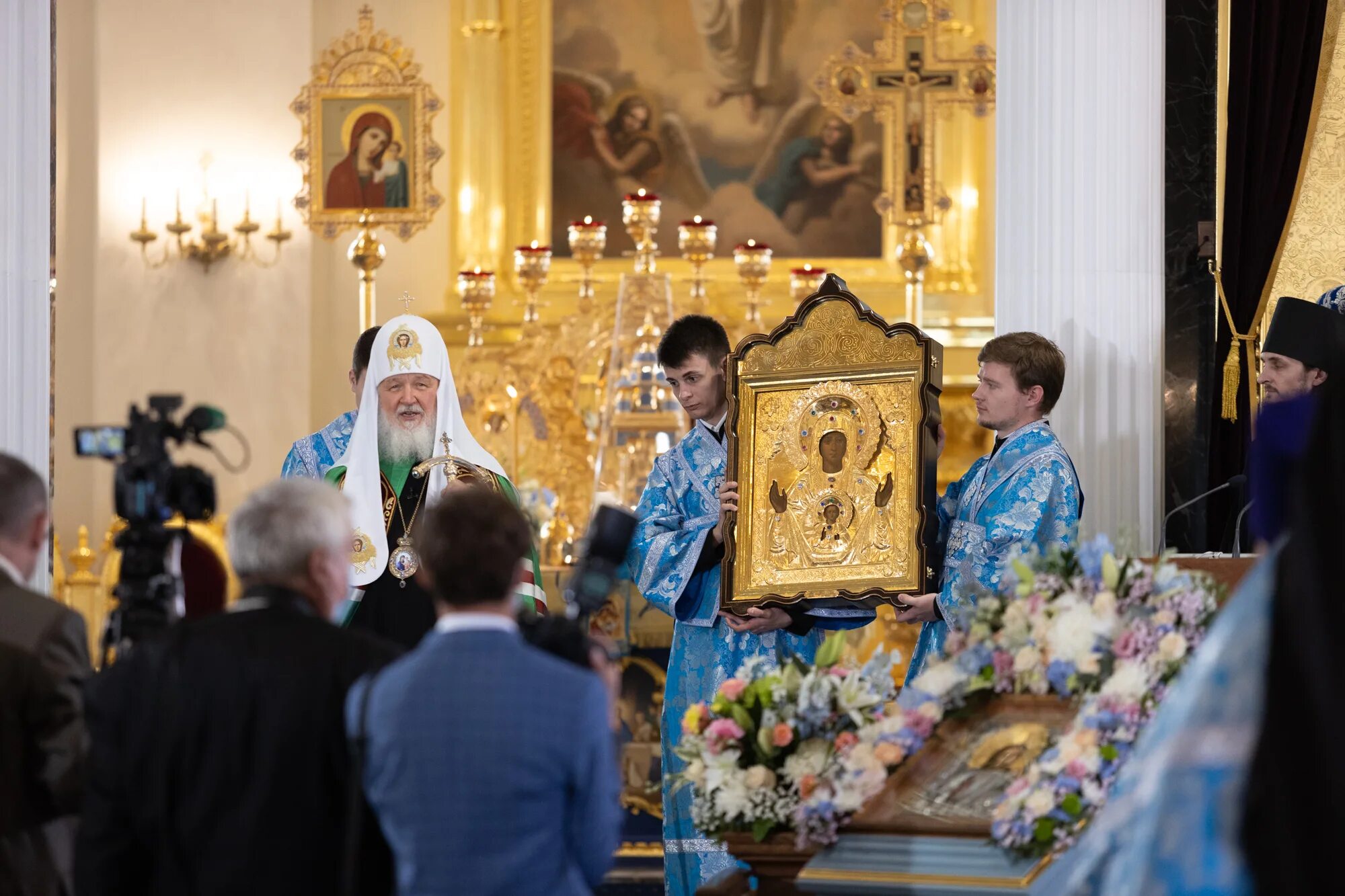 Патриарх представил икону казанской. Патриарх кирилл в казани в казанском соборе. казанская икона божией матери в казани. освящение собора казанской иконы божией матери. храм казанской божьей матери.
