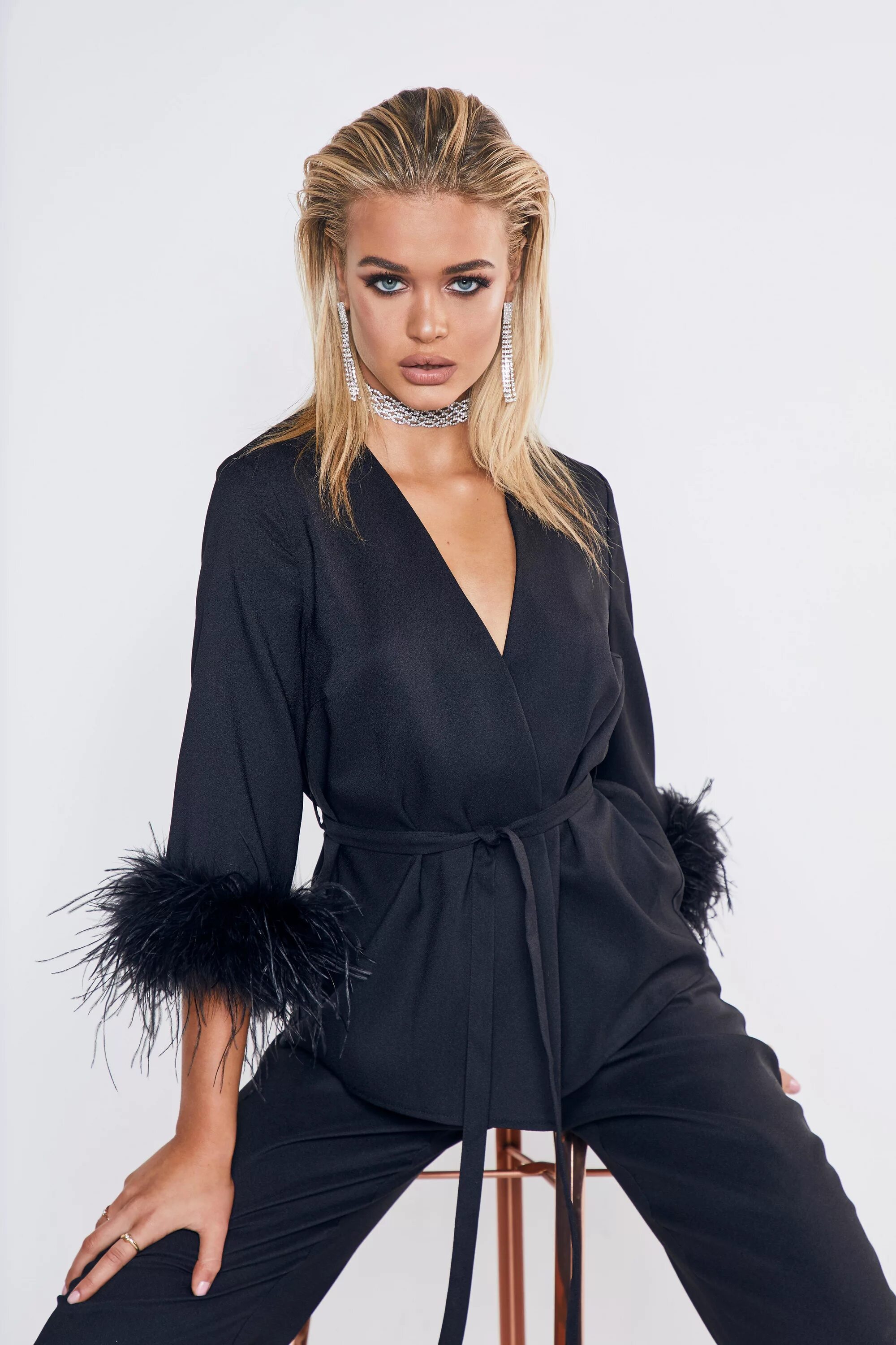 блуза с перьями. черное платье с перьями. кофта с перьями. платье с перьями на рукавах. блузка с перышками.