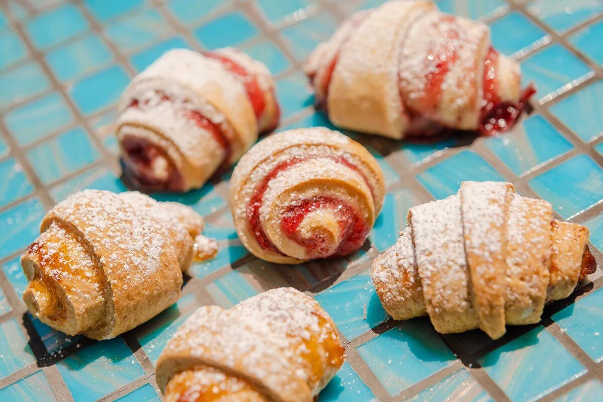 Круассаны вкусные аппетитные. Лакомка, владивосток, народный проспект. Daily минимаркет. Булочки пироги пирожные. Вкус выпечки.