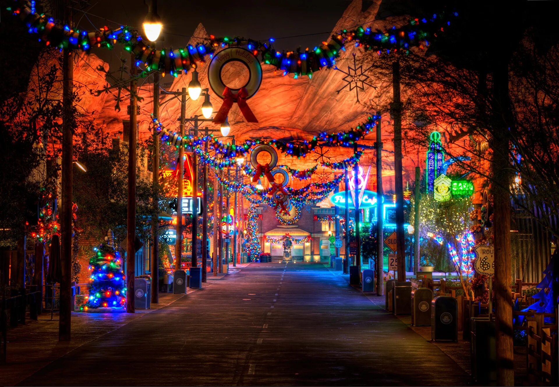 Калифорния Диснейленд Рождество. Диснейленд (Анахайм) at Christmas. США Рождество парк аттракционов. Новогодняя улица. Новогодняя ночь праздник