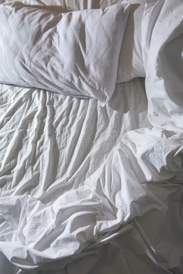 Мятая кровать. Мятая простынь. Смятая подушка постель. Кровать мяткя. До скрытых встреч на мятых простынях