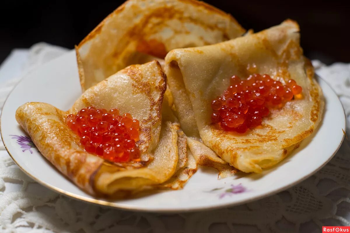блинчики фаршированные икрой. блины с икрой. красивая подача блинов с начинкой.