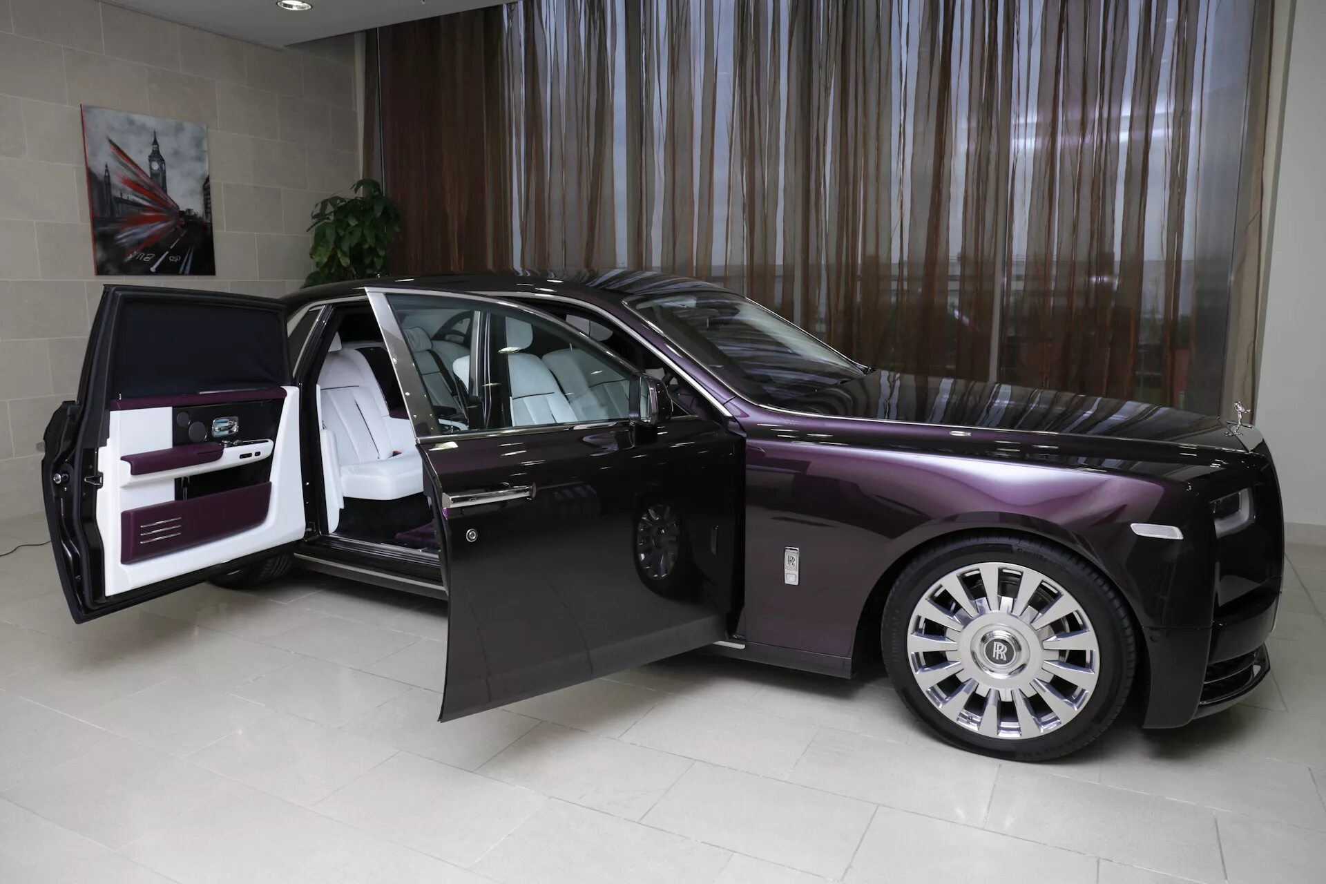 Машина за миллион рублей 2024 какую купить. Rolls Royce Phantom 2022 Interior. Rolls Royce Phantom двери. Rolls Royce Phantom Limousine 2020. Rolls Royce Phantom лимузин 2022.