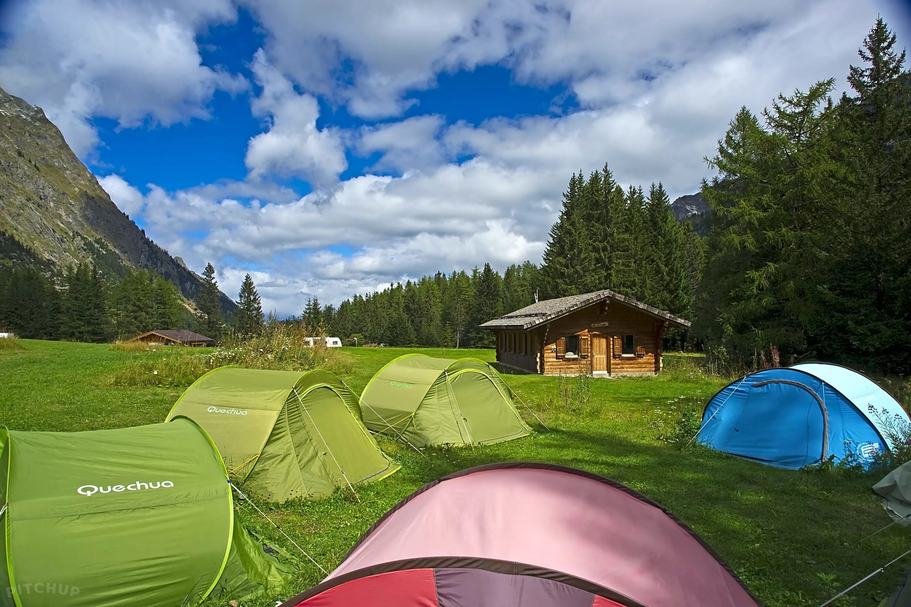 Www camping. Кемпинг в Швейцарии. Швейцарская палатка. Кемпинг в горах. Палаточные городки в Швейцарии.