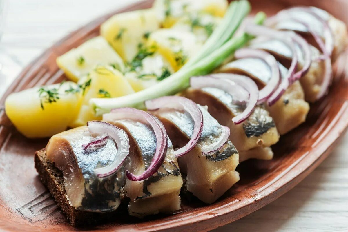 Бутерброды с селедкой и плавленным сыром. Закуска с селедкой. закуска из сельди. закуска селедка с картошкой. рулетики из сельди.