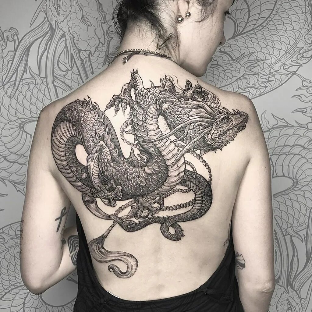 Дракон на спине у девушки. Тату дракон на спине у девушки. Татуировки на спине. Тату для девушек. Татуировка дракона на спине у девушки.