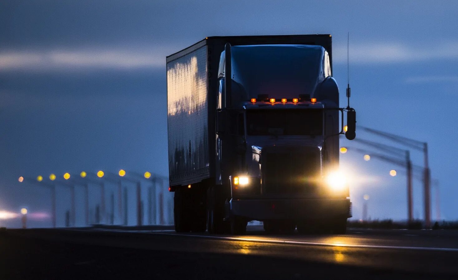 Дальнобой спешит домой. Дальнобой едет домой. Навстречу едет дальнобой песня. Дорога дальнобойщика. Трасса е105 мурманск между мончегорском и пиренгой.
