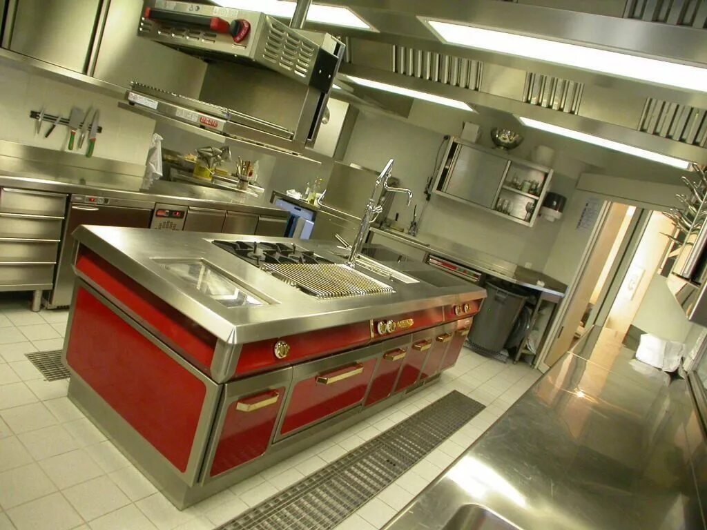 Какие есть кухни в ресторанах. Профессиональная кухня. Профессиональное оборудование для кухни. Профессиональное кухонное оборудование. Интерьер кухни в ресторане.