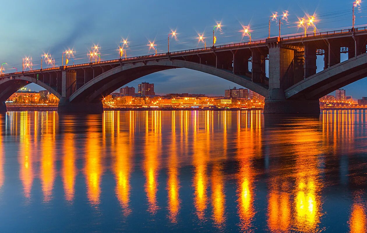 Сток красноярск. Коммунальный мост Красноярск. Енисей коммунальный мост. Мост на реке Енисей Красноярск. Коммунальный мост лето Красноярск.