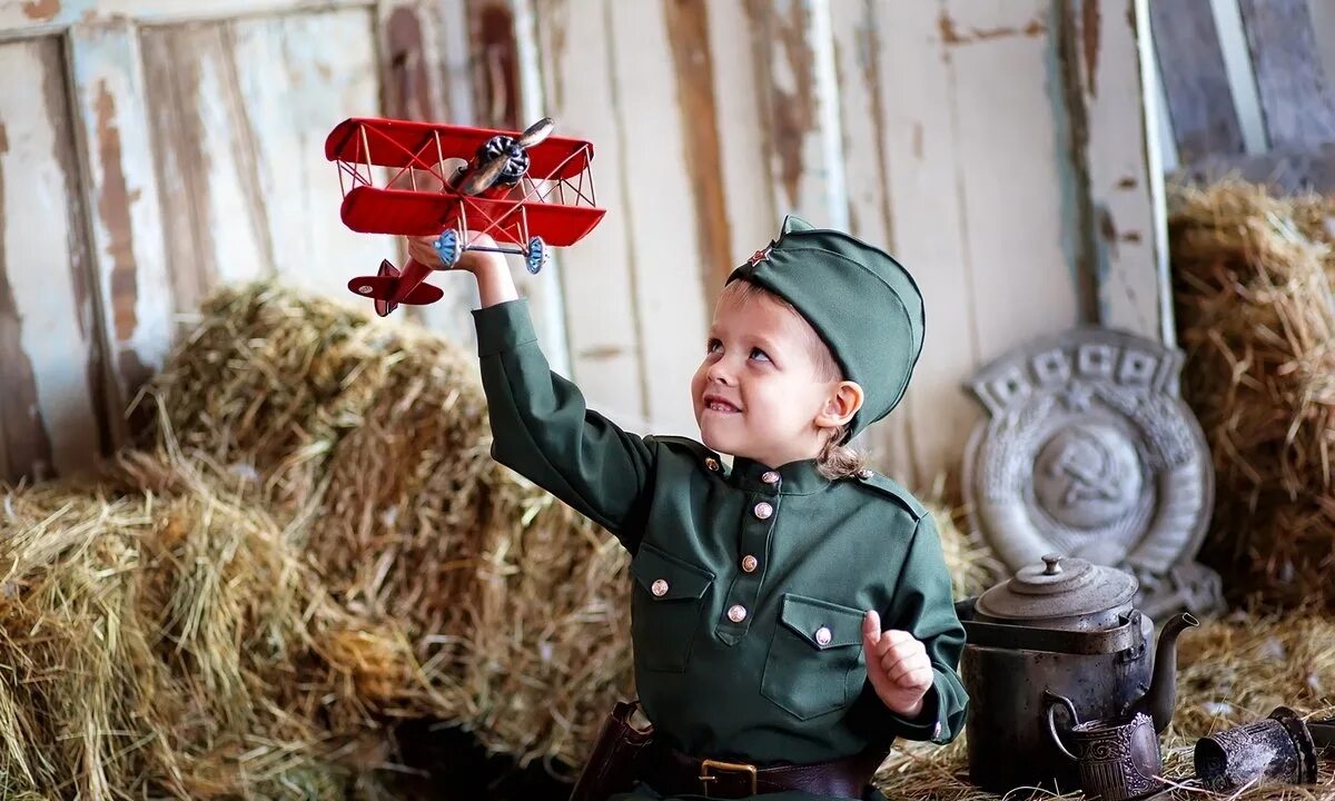 Маленьким детям про войну. Дети войны. Малыш в военной форме. Военная фотосессия для детей. Детская фотосессия в военной форме.