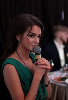 Юля ведущая