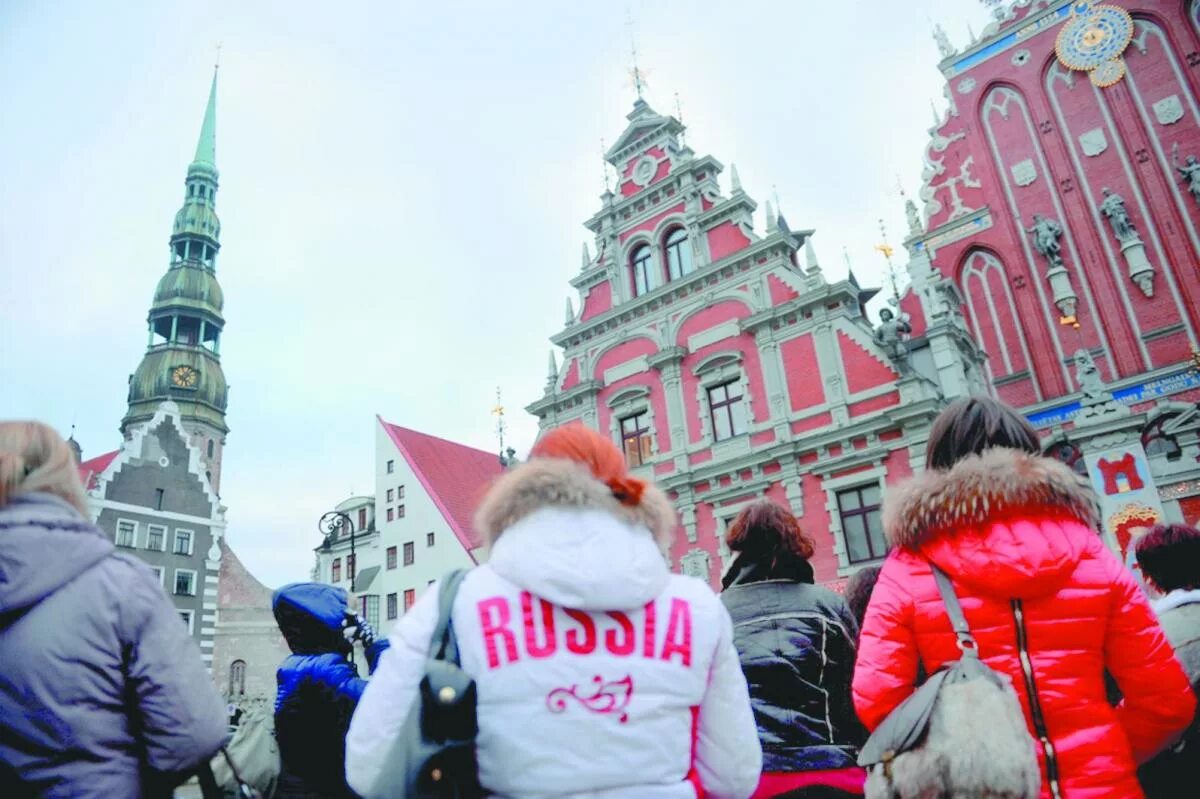 Рига турист. Российские туристы в Европе. Русские в Европе. Латвия туристы.